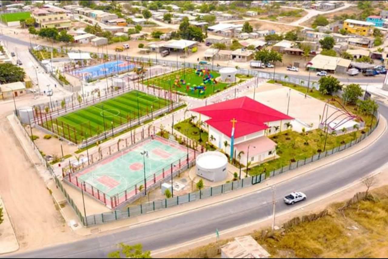 Obra de LAREN — complejo polideportivo