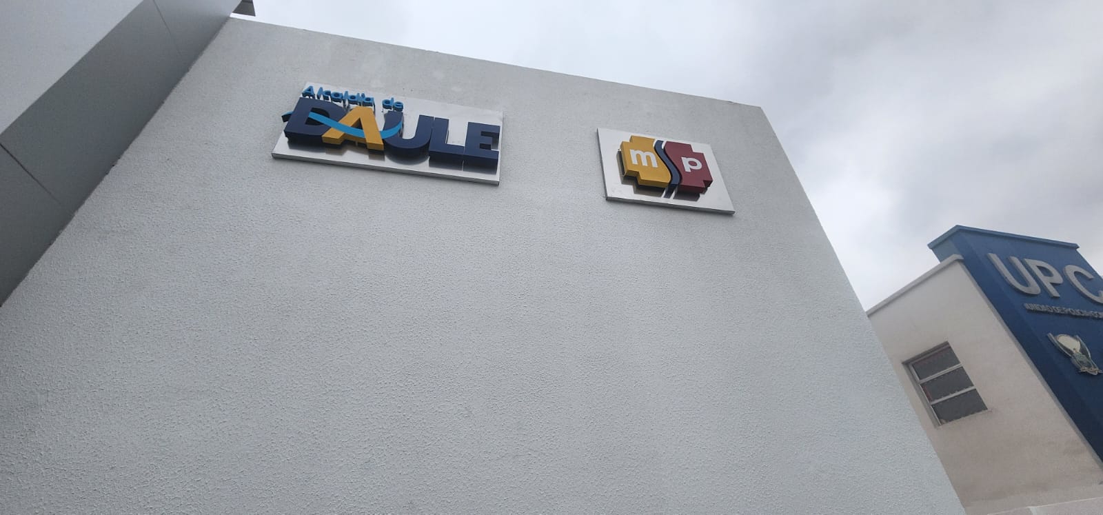 Letras corpóreas en acero inoxidable retroiluminadas